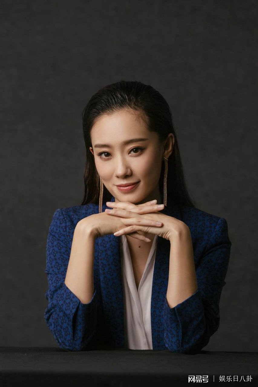 明明可以凭借颜值,偏偏要靠喜剧才华这就是喜剧女神张小斐