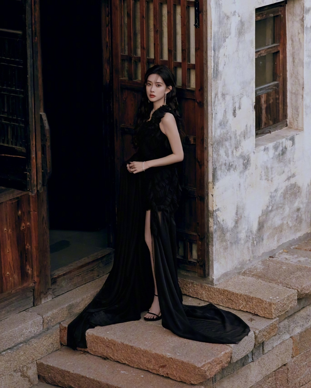 孟子义:黑色一字带包后跟高跟凉鞋