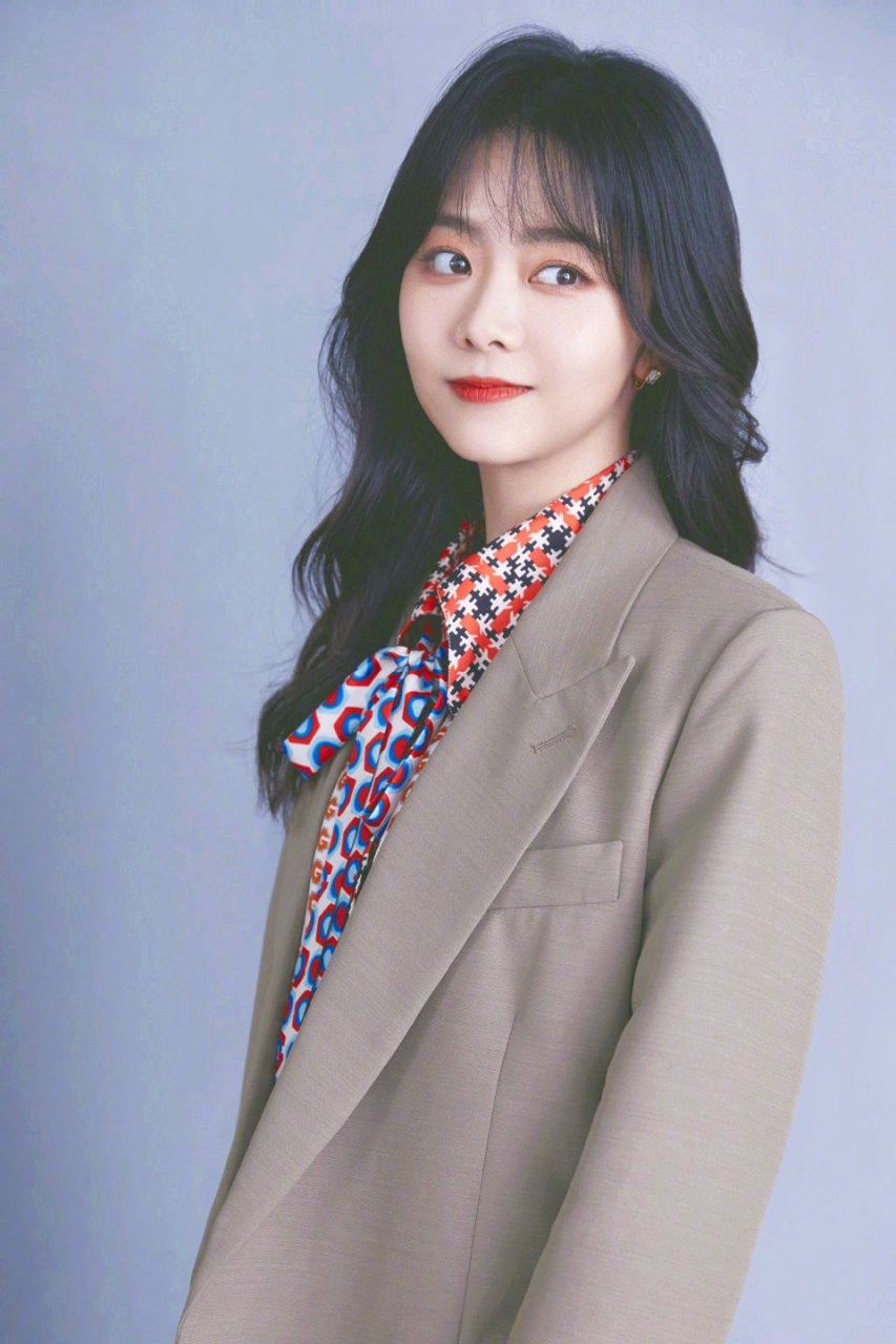 谭松韵《快乐大本营》造型,西服套装搭配复古格纹衫,简约利落知性