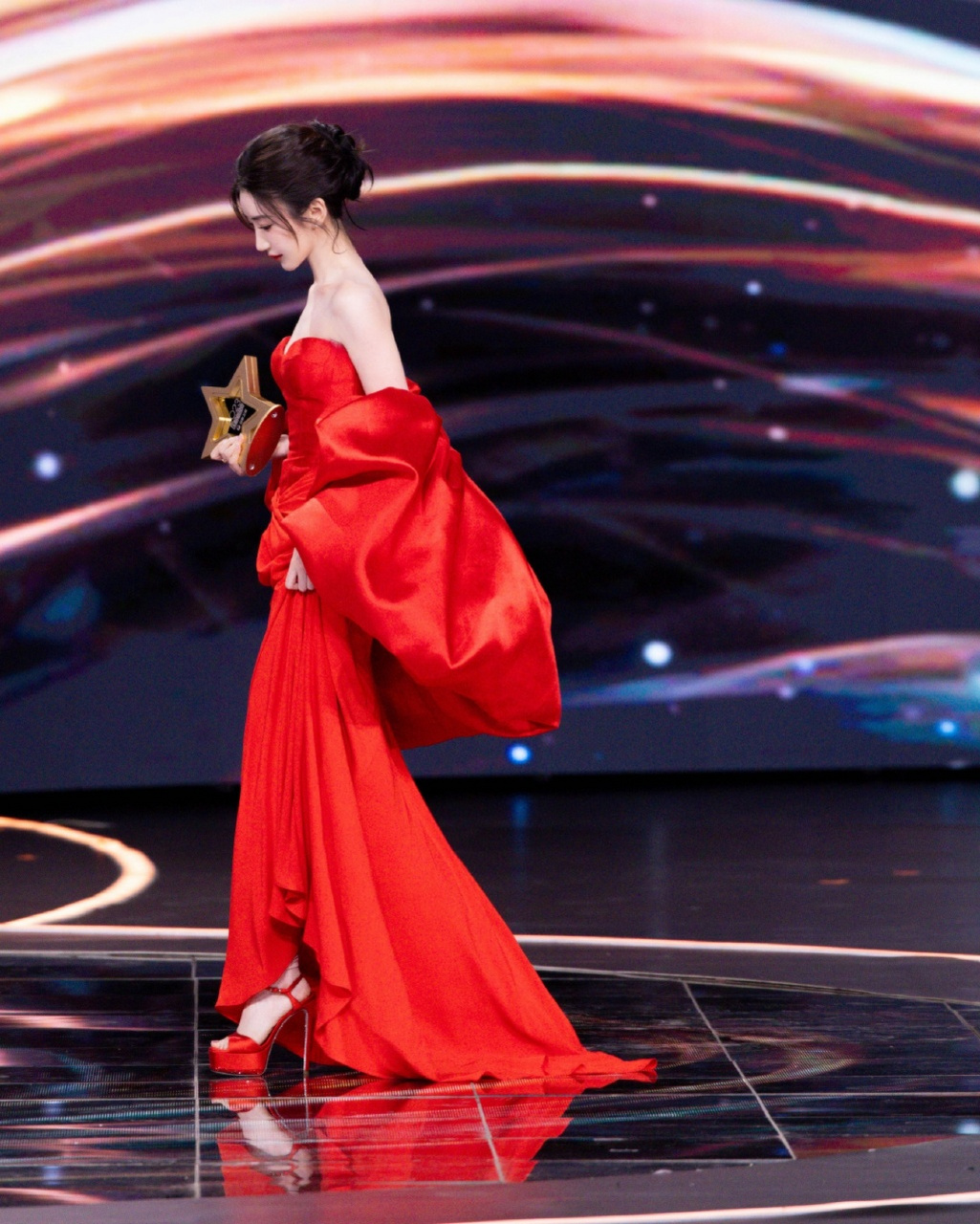 毛晓彤:红色厚底一字带高跟凉鞋