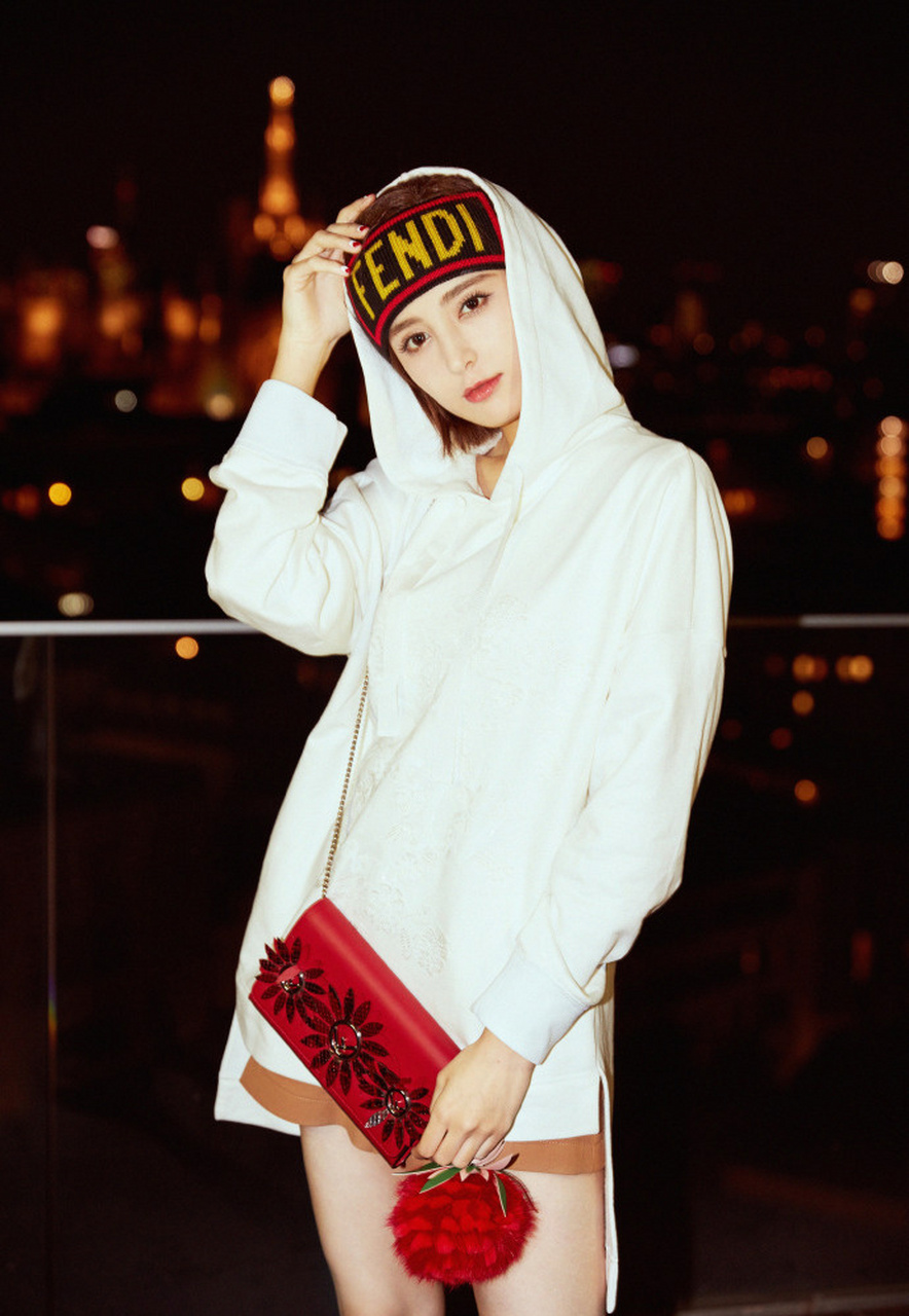 这一次古力娜扎演绎元气少女精致面容美甲长腿都十分引人注目