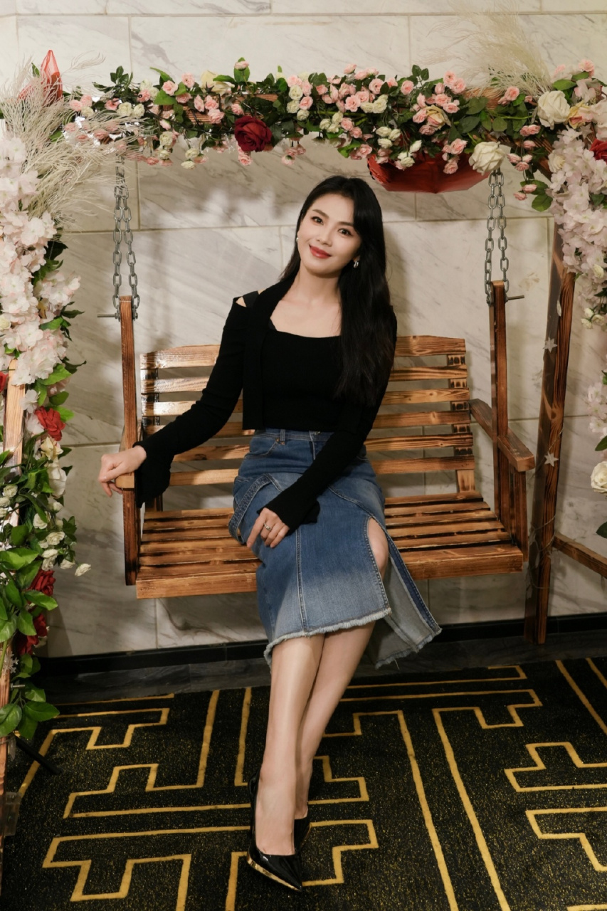 刘涛:黑色尖头金边高跟鞋