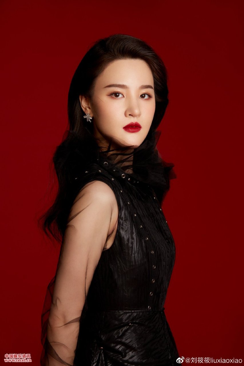 刘筱筱红唇复古风写真造型独特十分吸睛