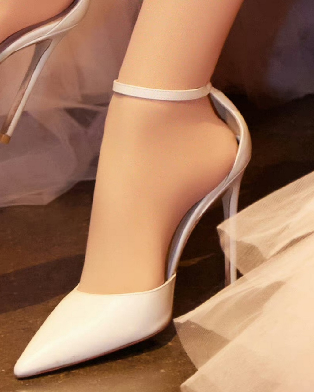唐嫣:白色尖头一字带包后跟高跟鞋