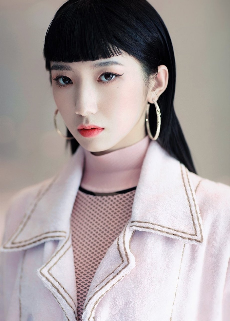 孟美岐今日活动造型公开,眉上齐刘海搭配宽耳环,复古又摩登