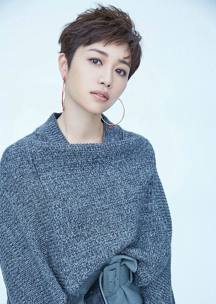 实力派演员张龄心短发个性写真