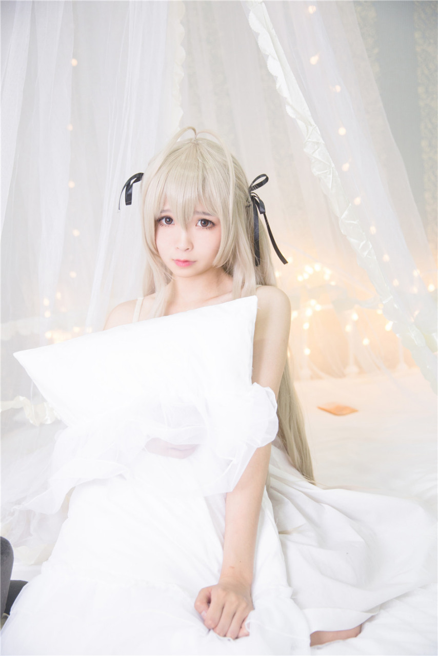 床上美女cosplay白色的梦幻写真