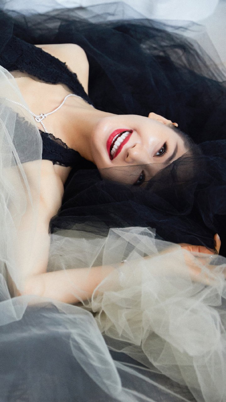 王子文雾面黑纱裙性感深v露香肩时尚杂志写真