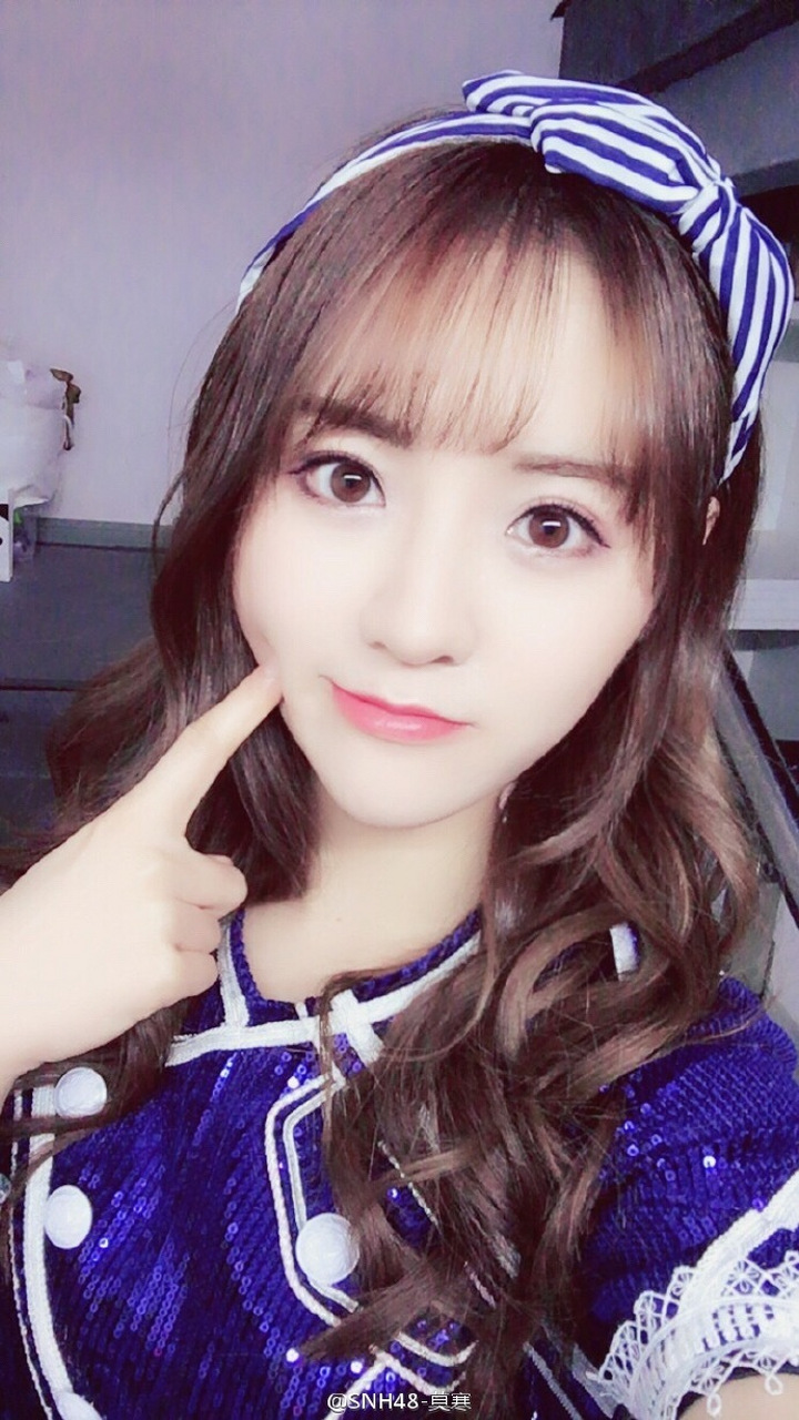 莫寒是很四平八稳的偶像,粉她不必担心各种私联等乱七八糟的问题,她的