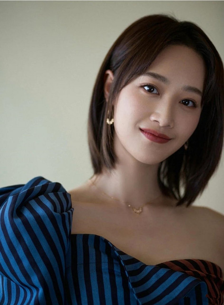 蓝盈莹lyric露肩撞色鱼尾裙时尚优雅.大胆运用撞色设计,状态满分