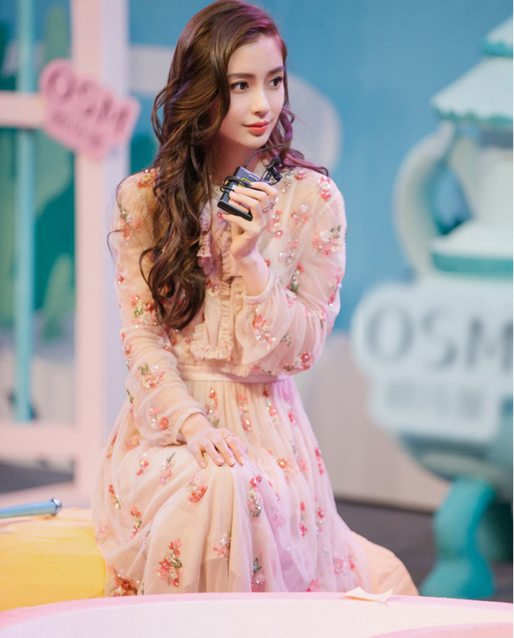杨颖angelababy穿裸粉薄纱裙现身活动现场仍美如少女
