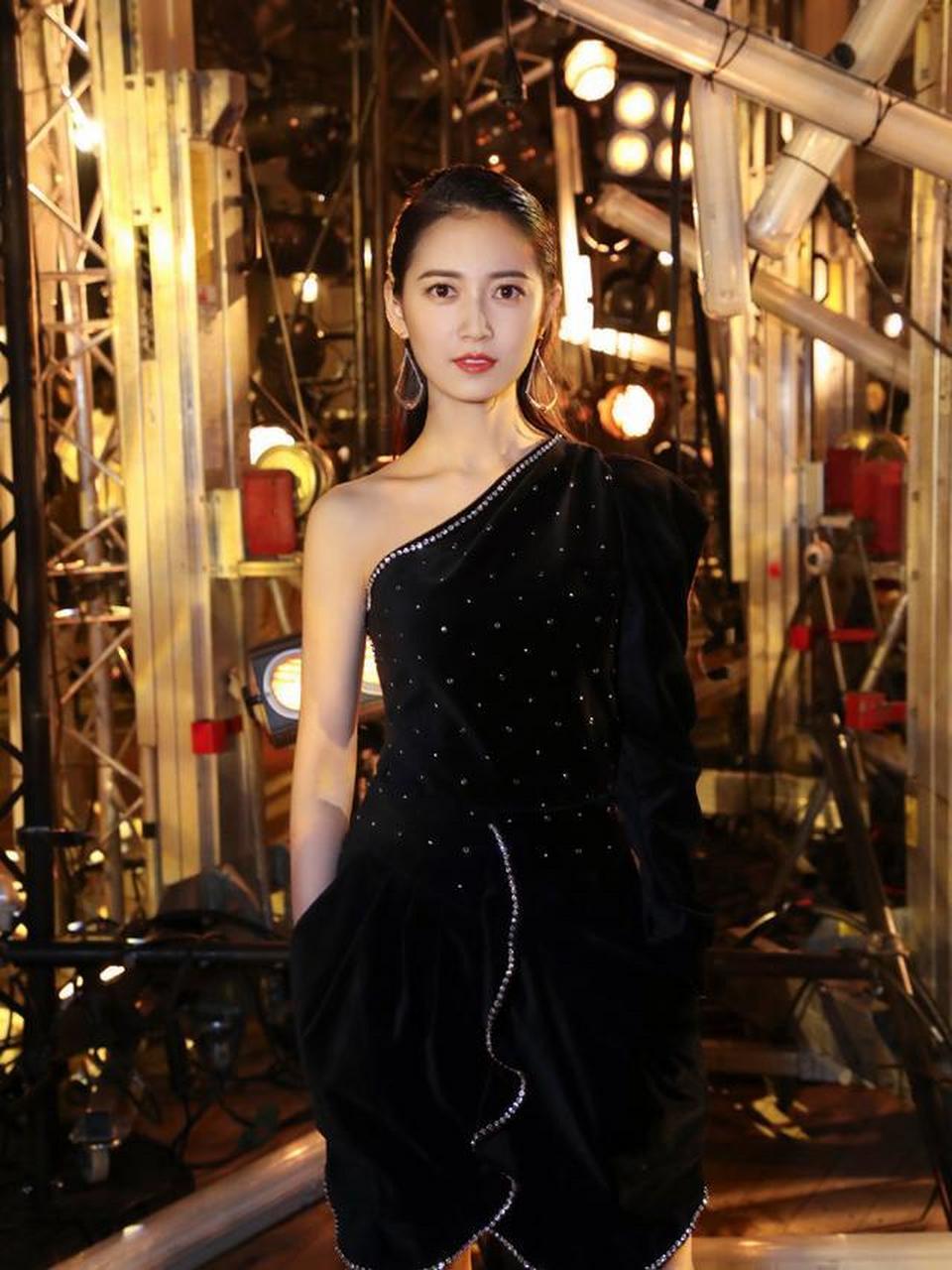 27岁陈钰琪又美了啦,搭配抹胸人像裙,美出新高度
