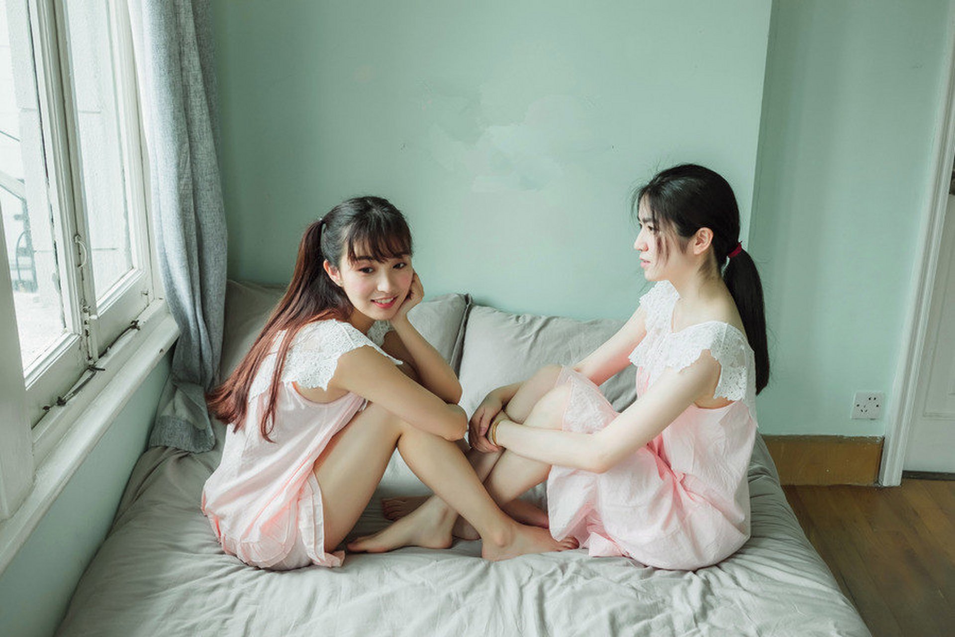 美女姐妹花私房摄影:摄影师用简洁的构图画面,表现出闺蜜的姐妹情深