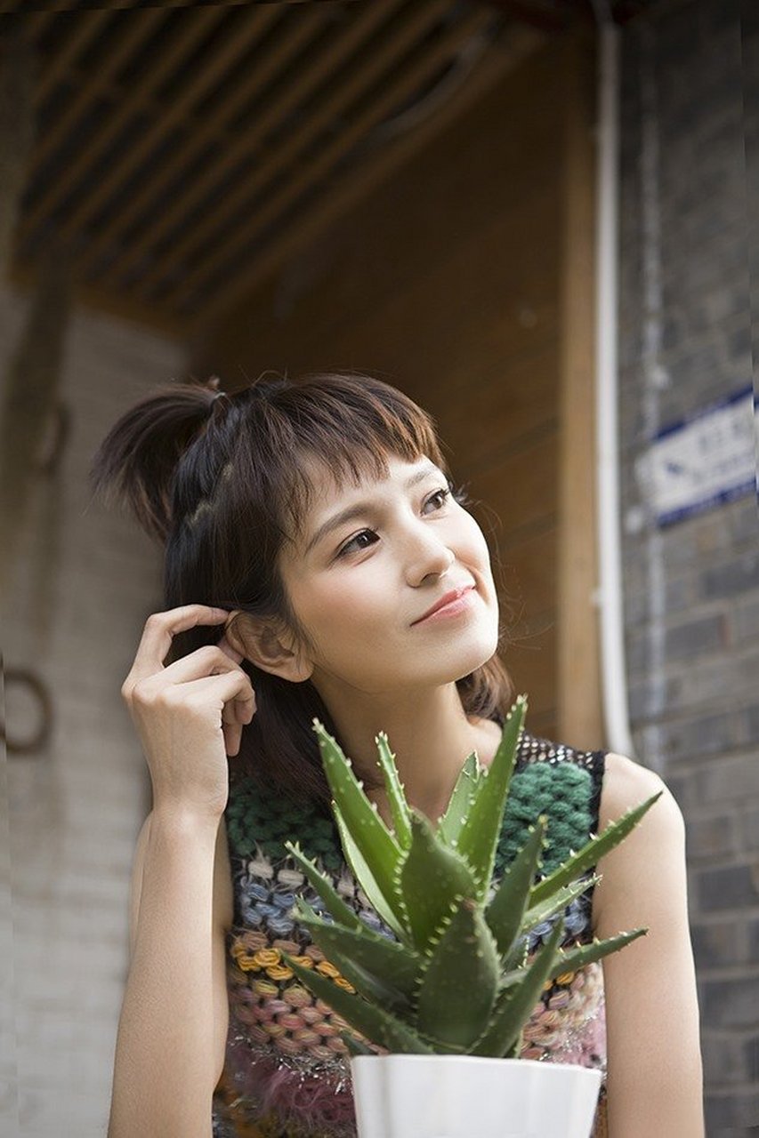 肖茵街头小清新写真,尽显淑雅气质