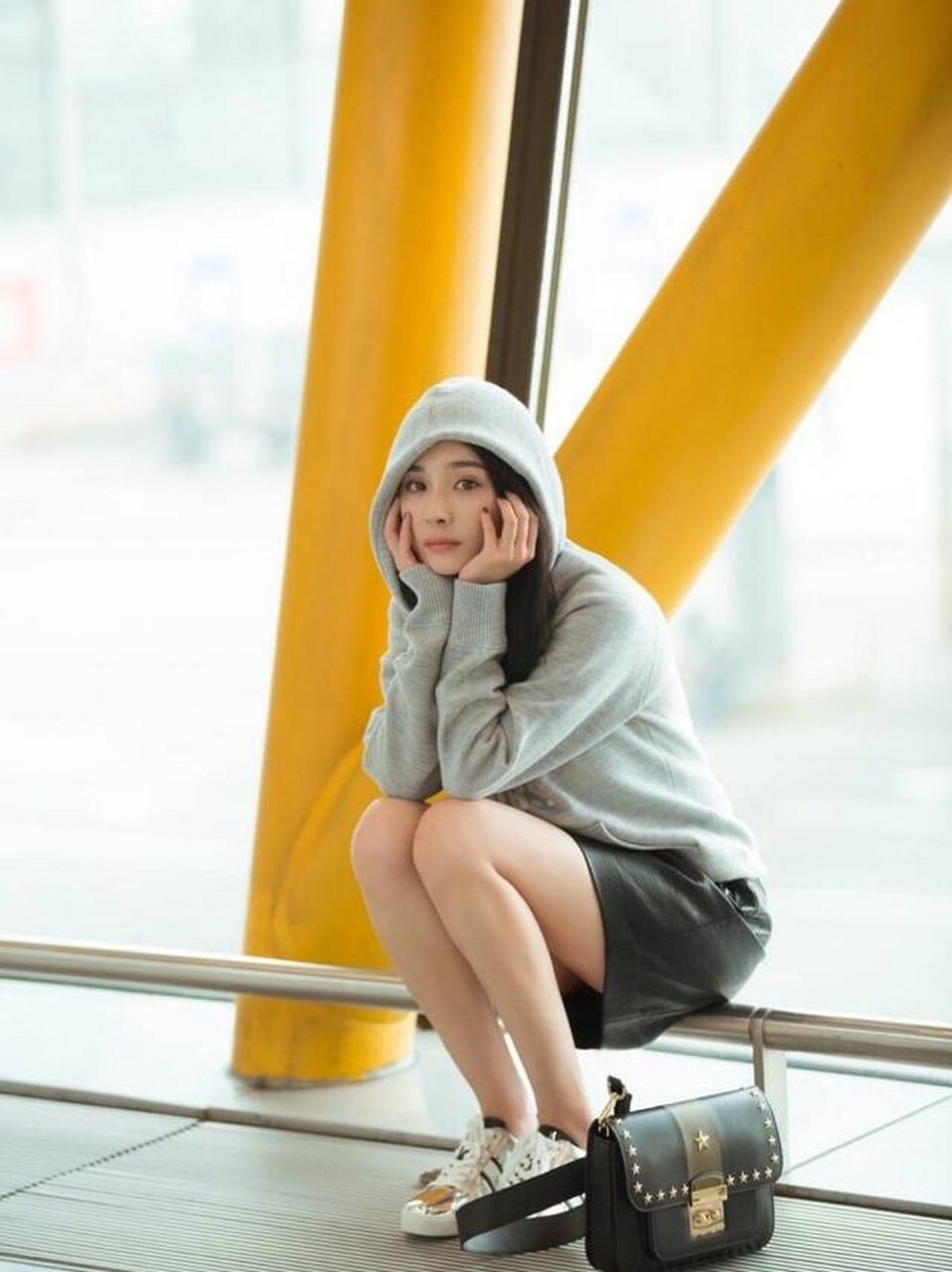 杨幂身穿高级灰卫衣街拍休闲活力气场足