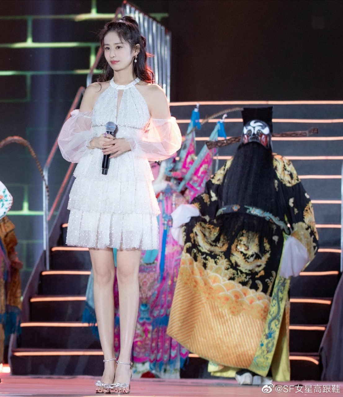 颖儿:银色透明蝴蝶结一字带包后跟高跟凉鞋