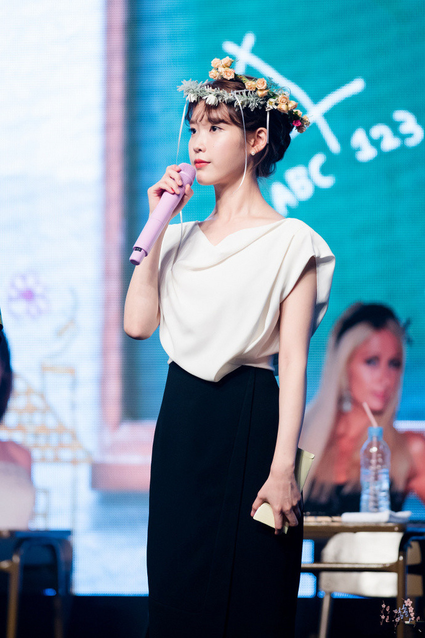 iu侧颜杀,舞台上戴上眼镜她魅力四射,颇有文艺范儿