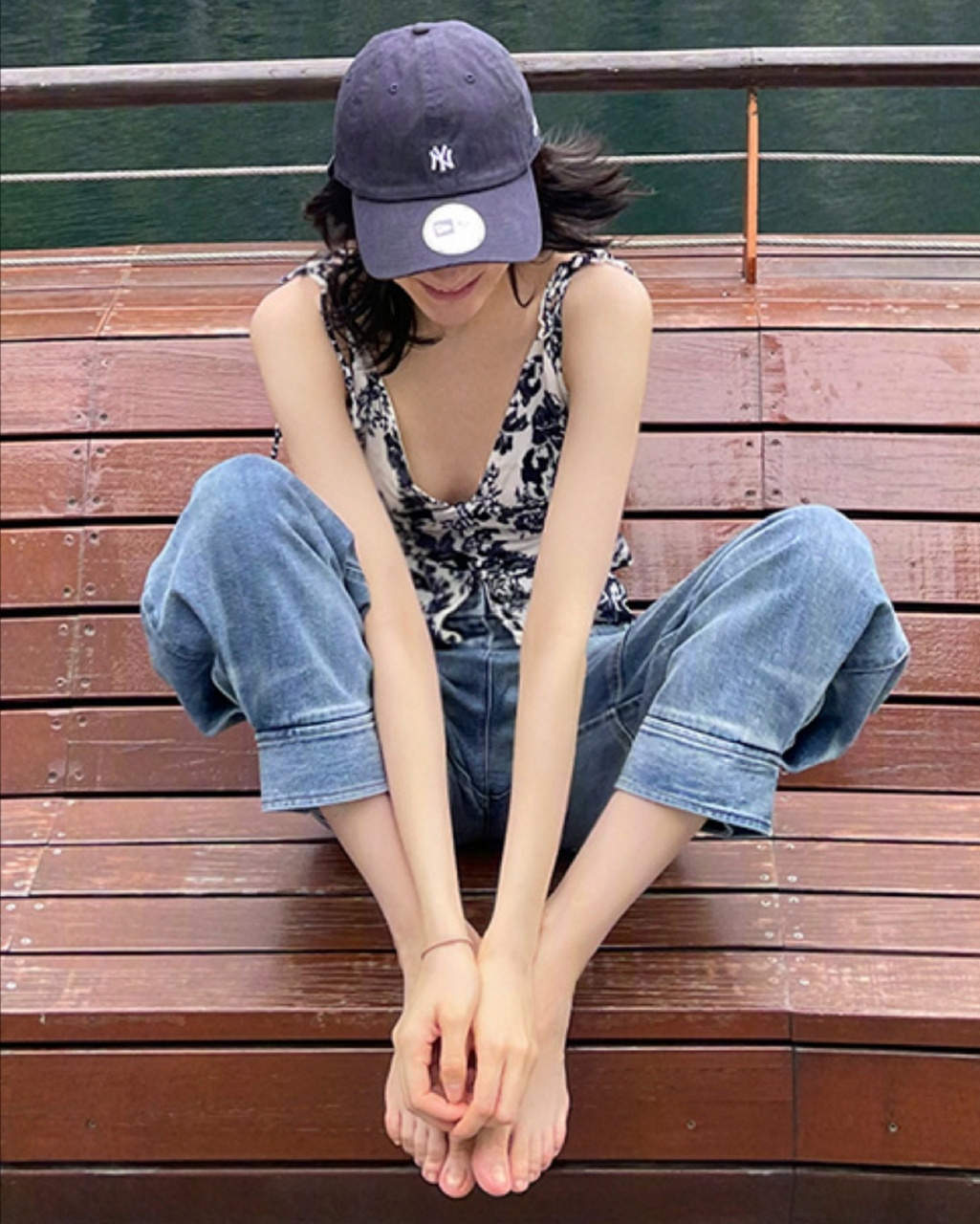 迪丽热巴:光脚,白色棉拖鞋