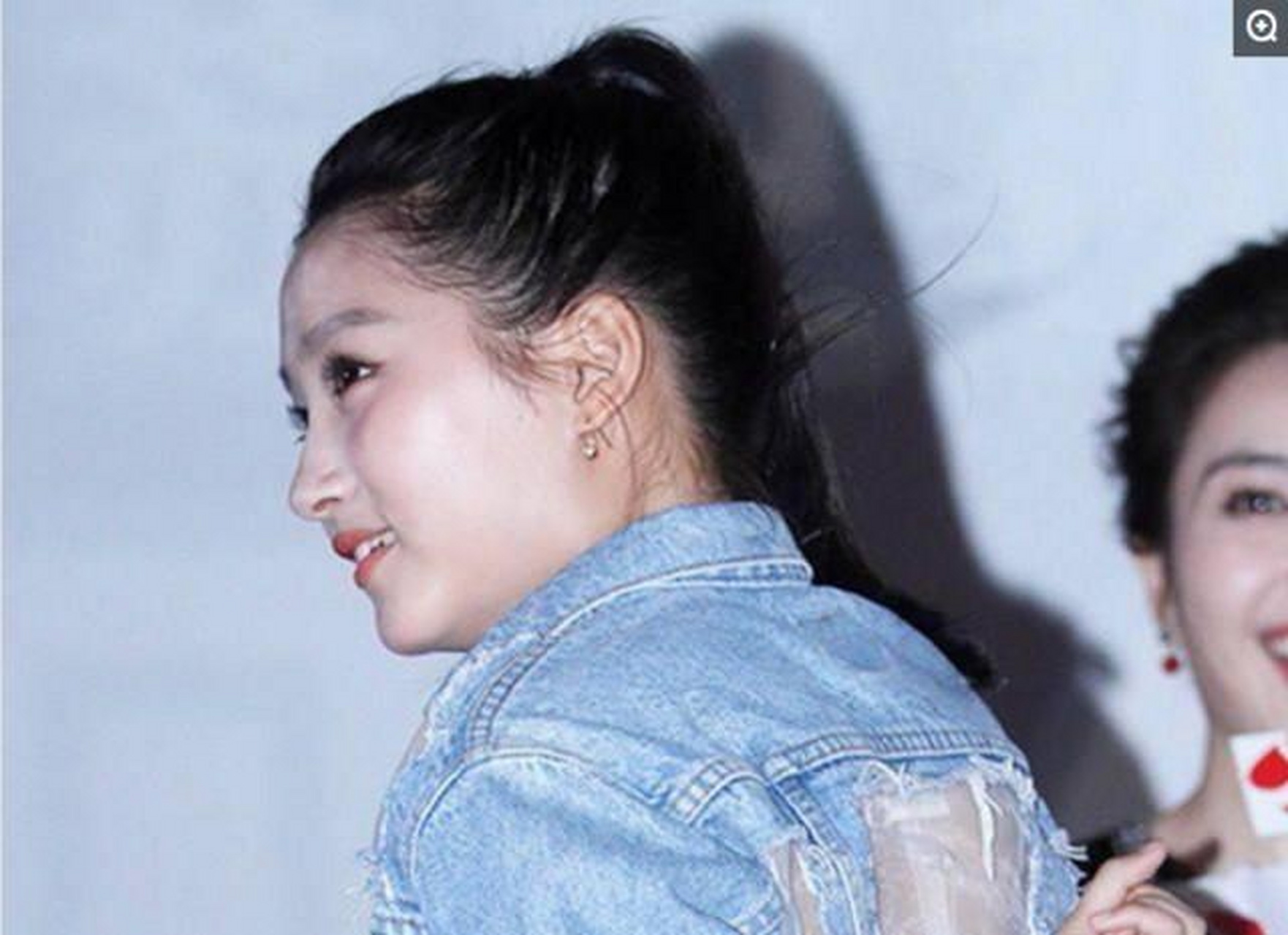 关晓彤镂空牛仔装超性感出席活动心情大好笑容足