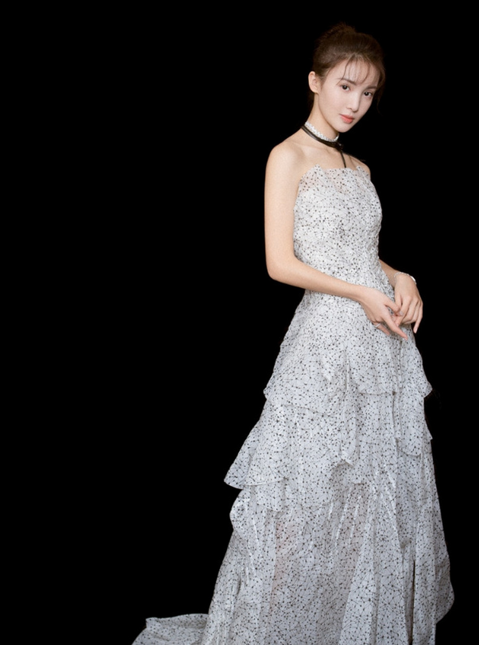 金晨时尚大片演绎高级美眼神空灵尽显优雅恬静释放出迷人的魅力