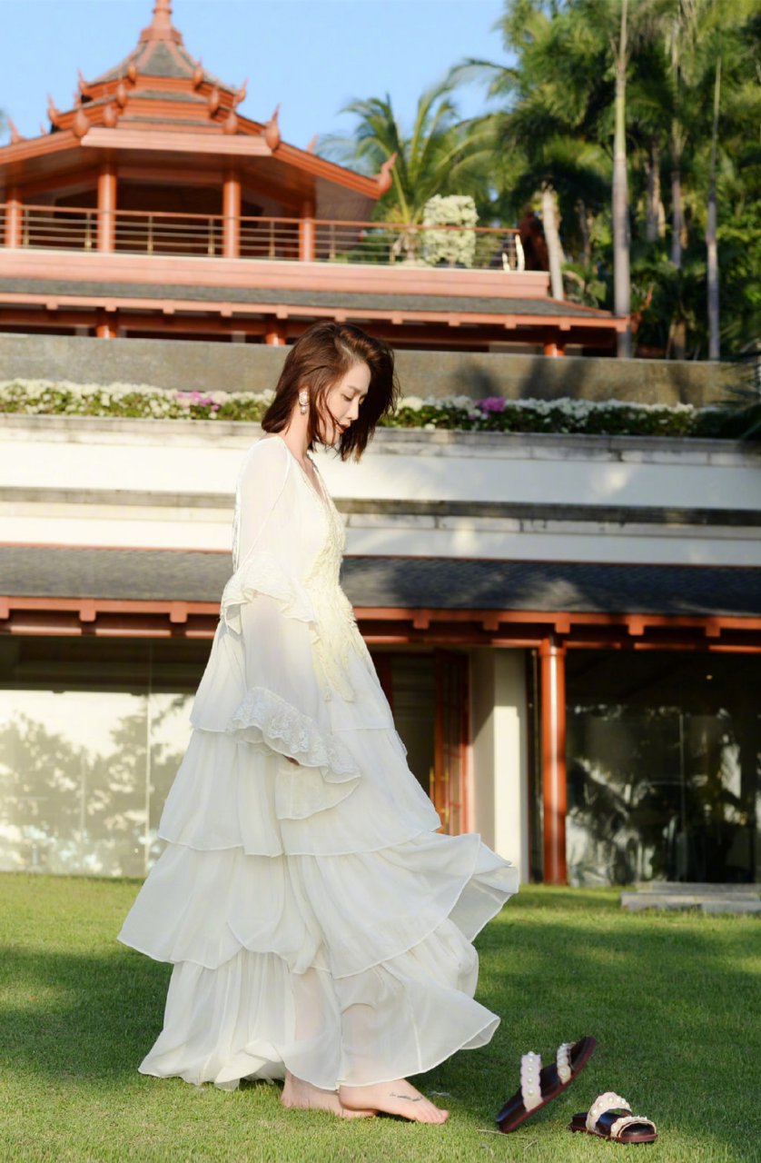 陈乔恩一组户外春日写真,身穿白色蓬蓬纱裙,浅笑撩拨,自在温柔