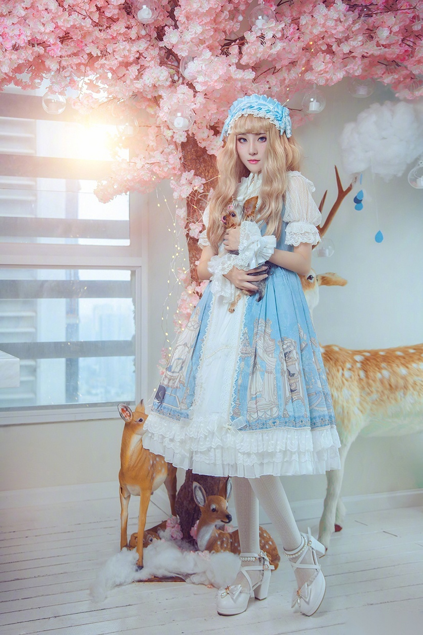 徐娇粉色cos童话里的主角樱花树下甜蜜的午后