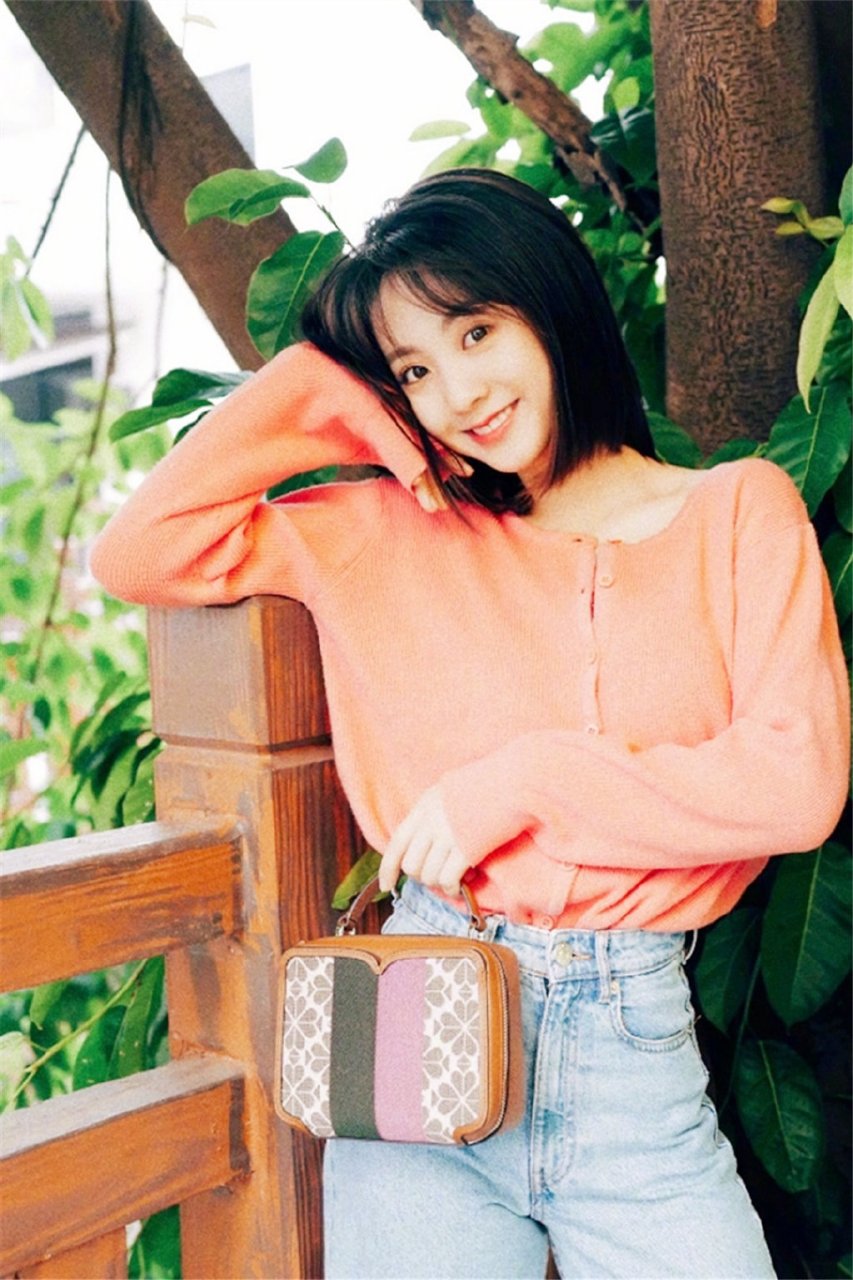 邢菲私服更新,齐肩短发搭配橙色渐变开衫牛仔裤,清新又甜美