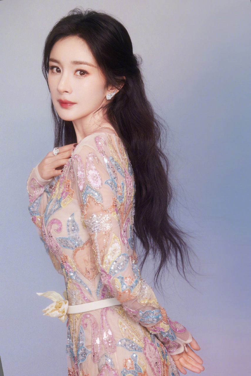 杨幂:白色厚底一字带高跟凉鞋