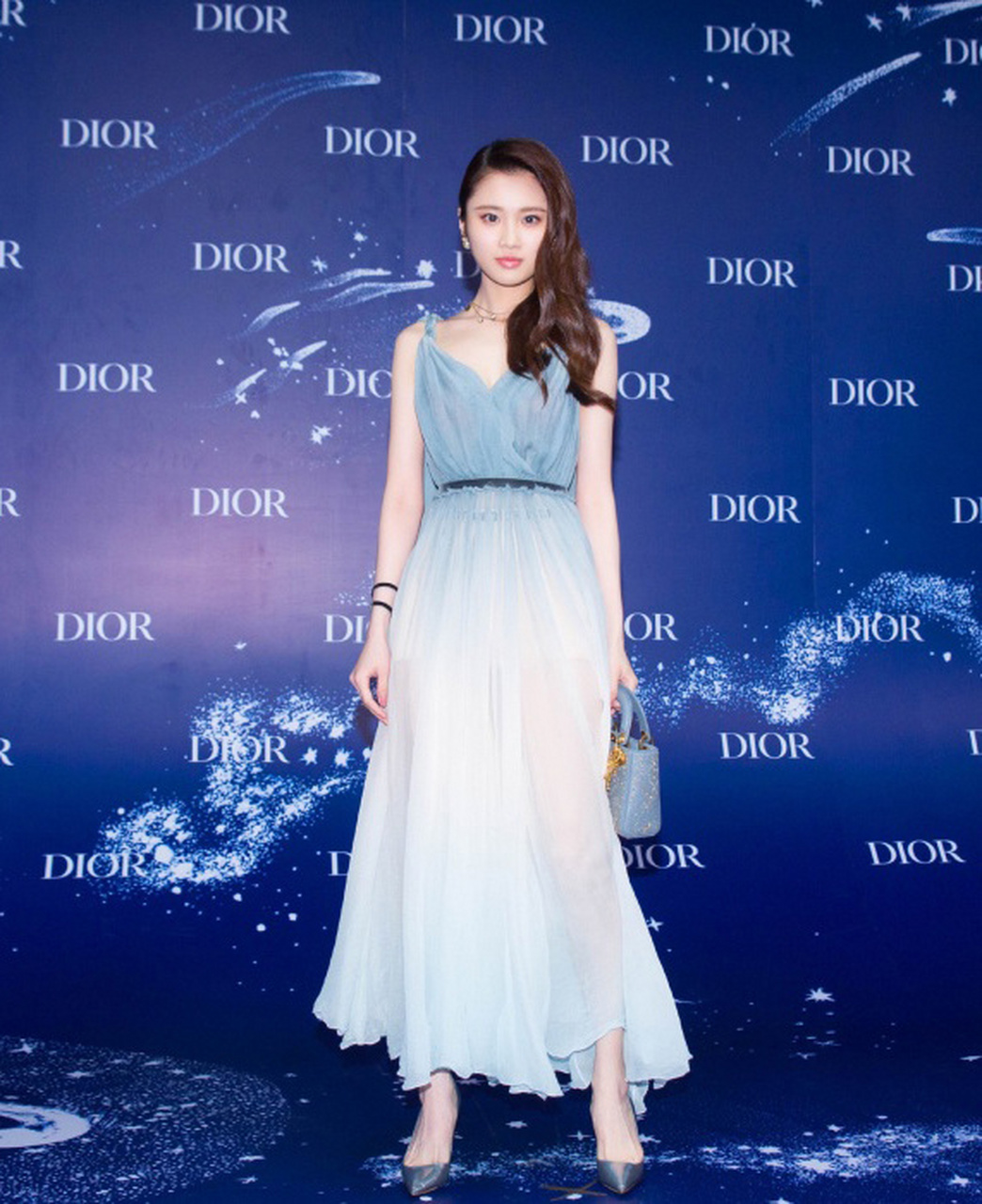 张慧雯出席活动身着薄纱吊带礼服大露香肩优雅感性