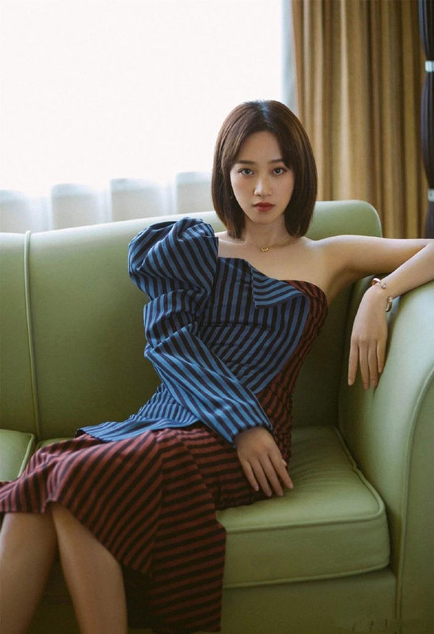 蓝盈莹lyric露肩撞色鱼尾裙时尚优雅.大胆运用撞色设计,状态满分