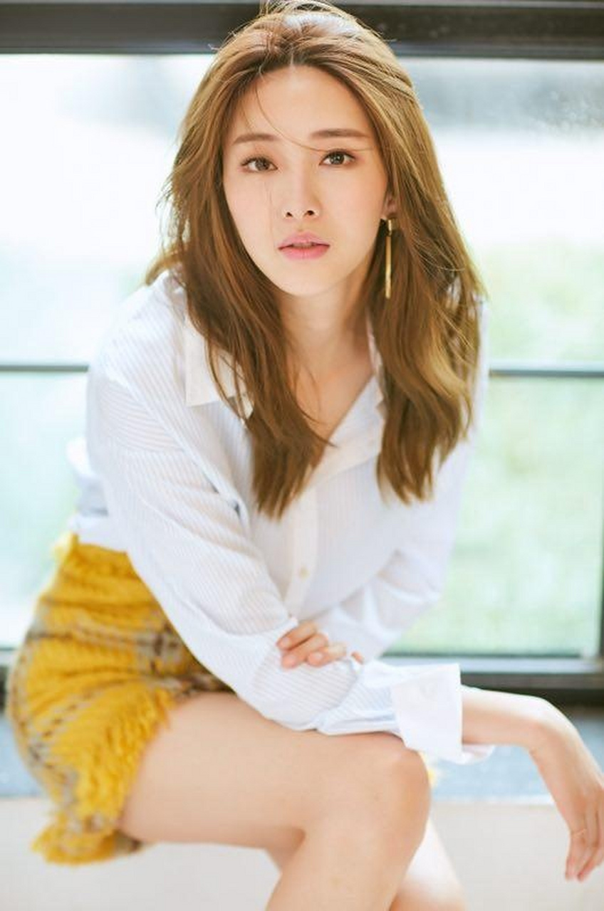 胡丹丹最新写真曝光时尚简约气质优雅