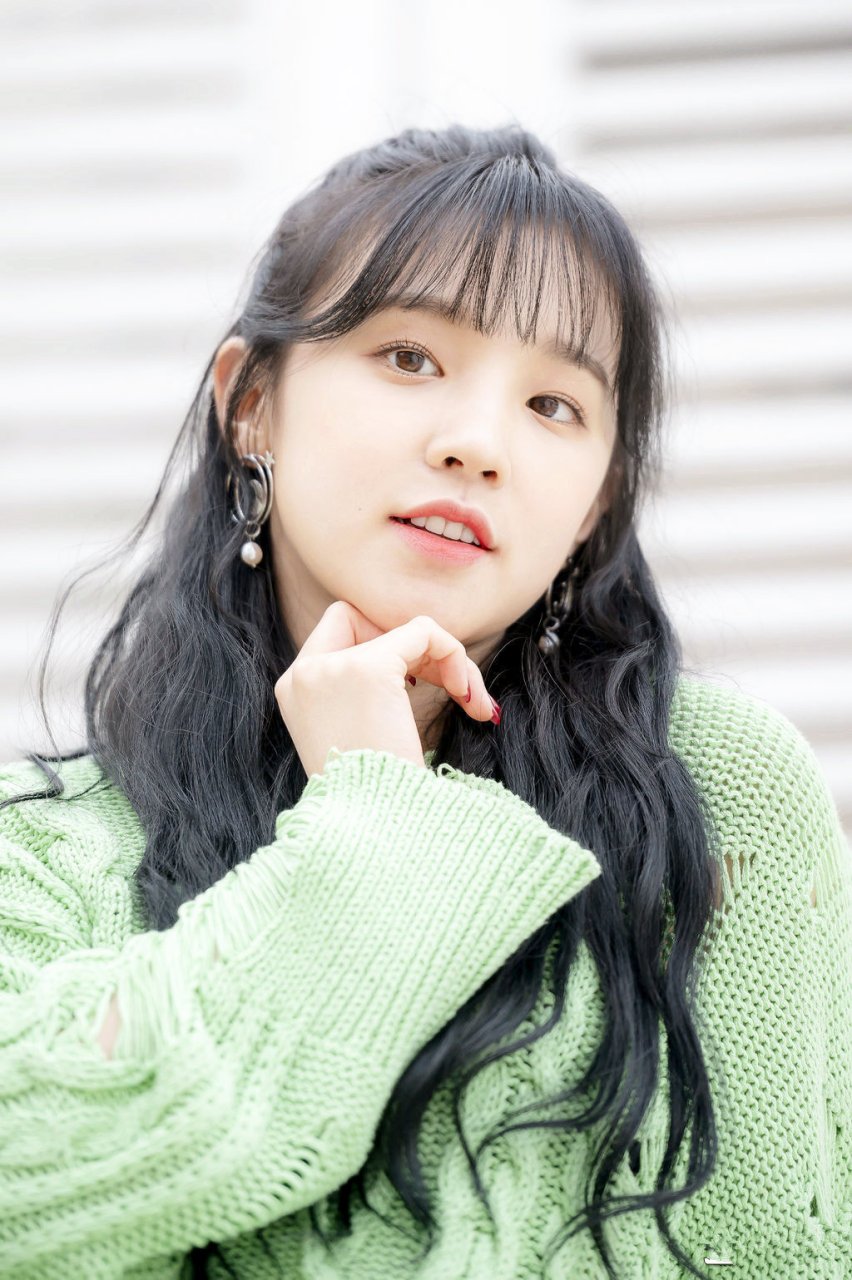宋雨琦春日清新私服穿,绿毛衣屏显甜美