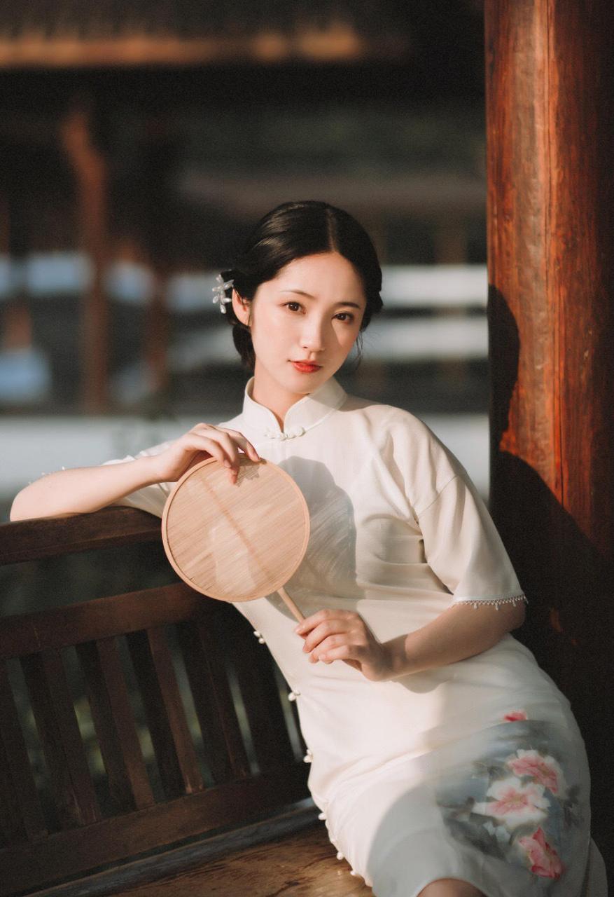 油纸伞下的旗袍美女美青民国风的南柯一梦