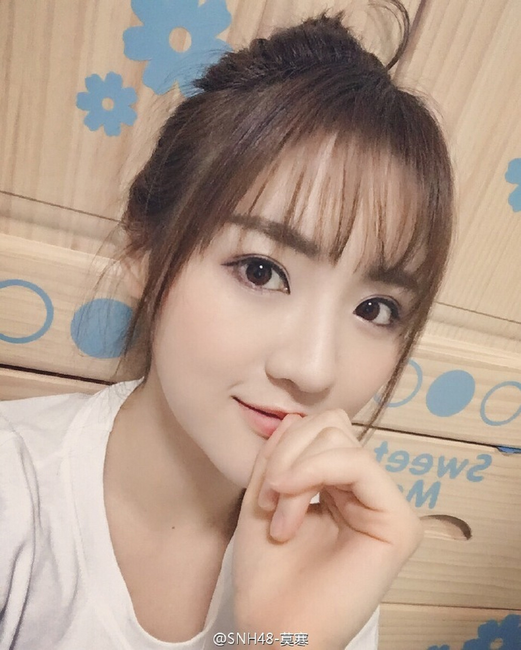 莫寒是很四平八稳的偶像,粉她不必担心各种私联等乱七八糟的问题,她的