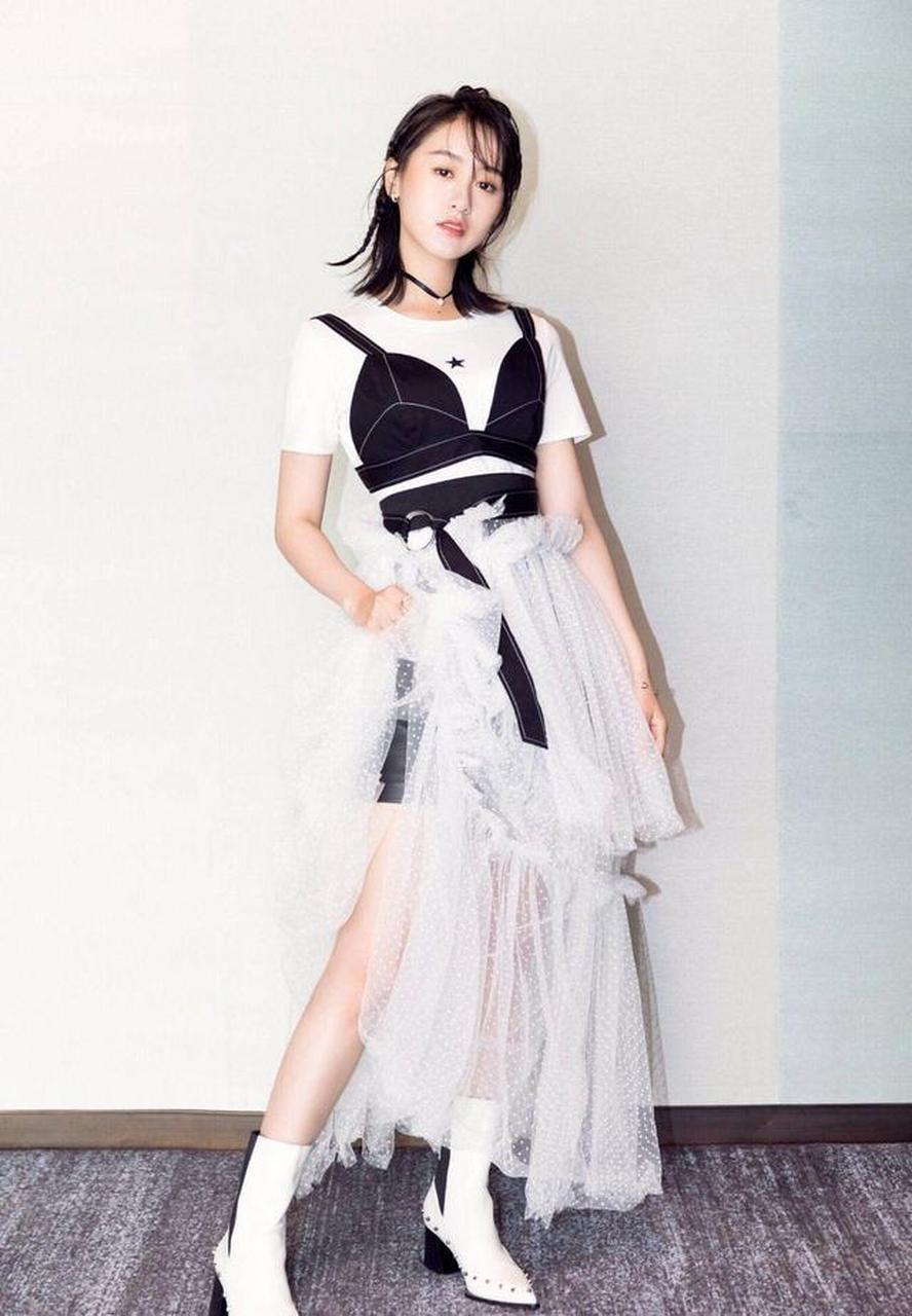 袁冰妍短发帅气中透着点点优雅气息黑白色彩点缀清新时尚