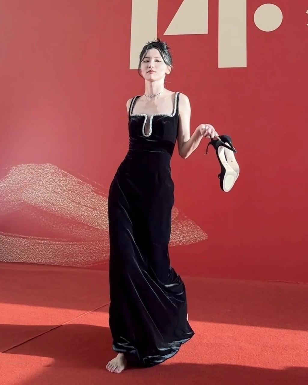 成果:黑色一字带包后跟高跟凉鞋