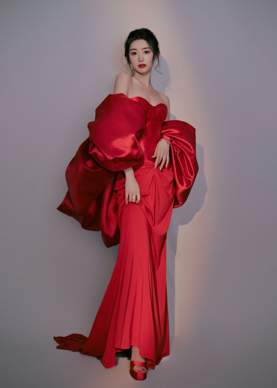 毛晓彤:红色厚底一字带高跟凉鞋