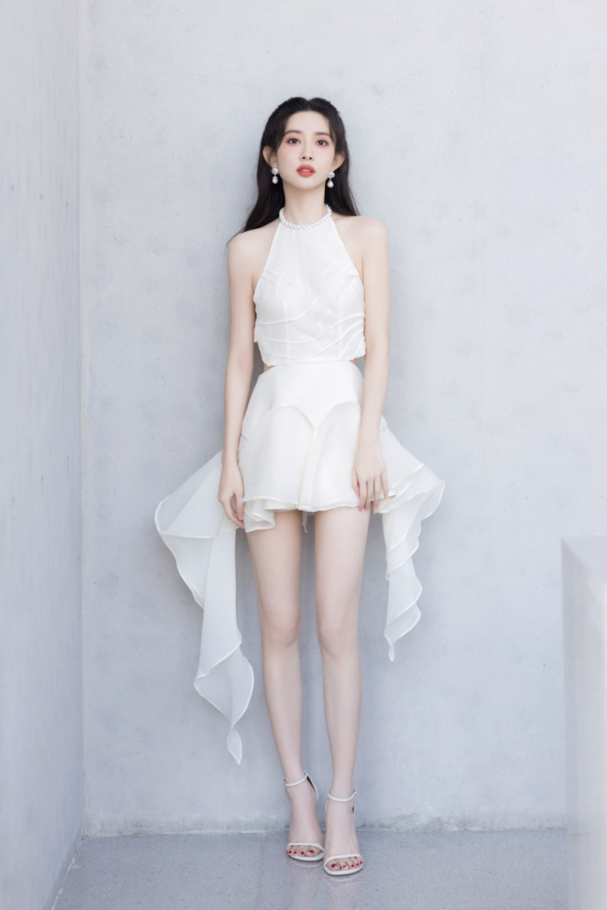 孟子义:白色一字带包后跟高跟凉鞋