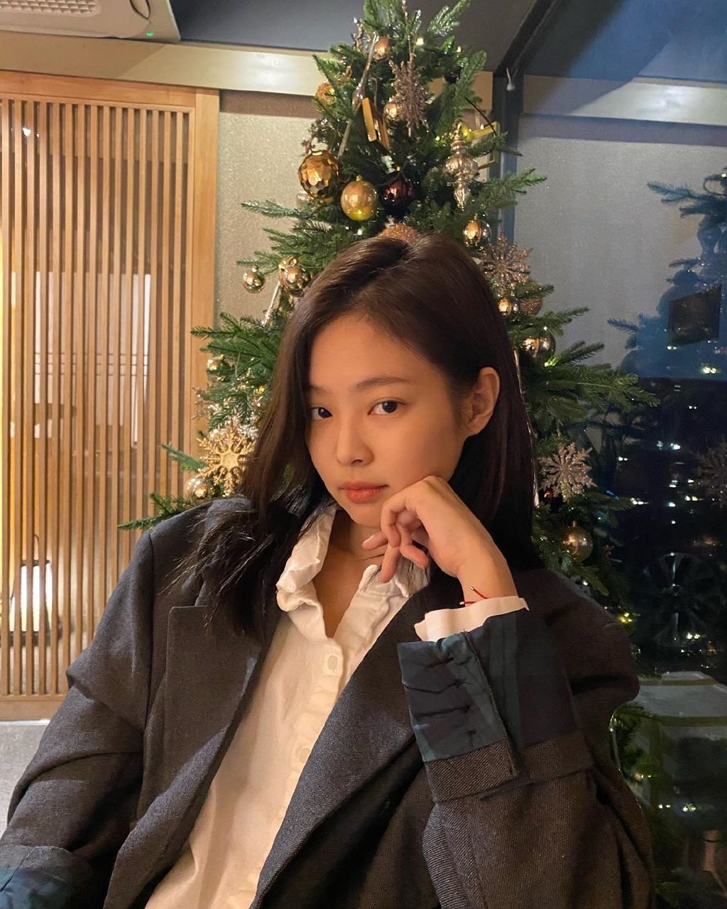 jennie露背西装高清图片