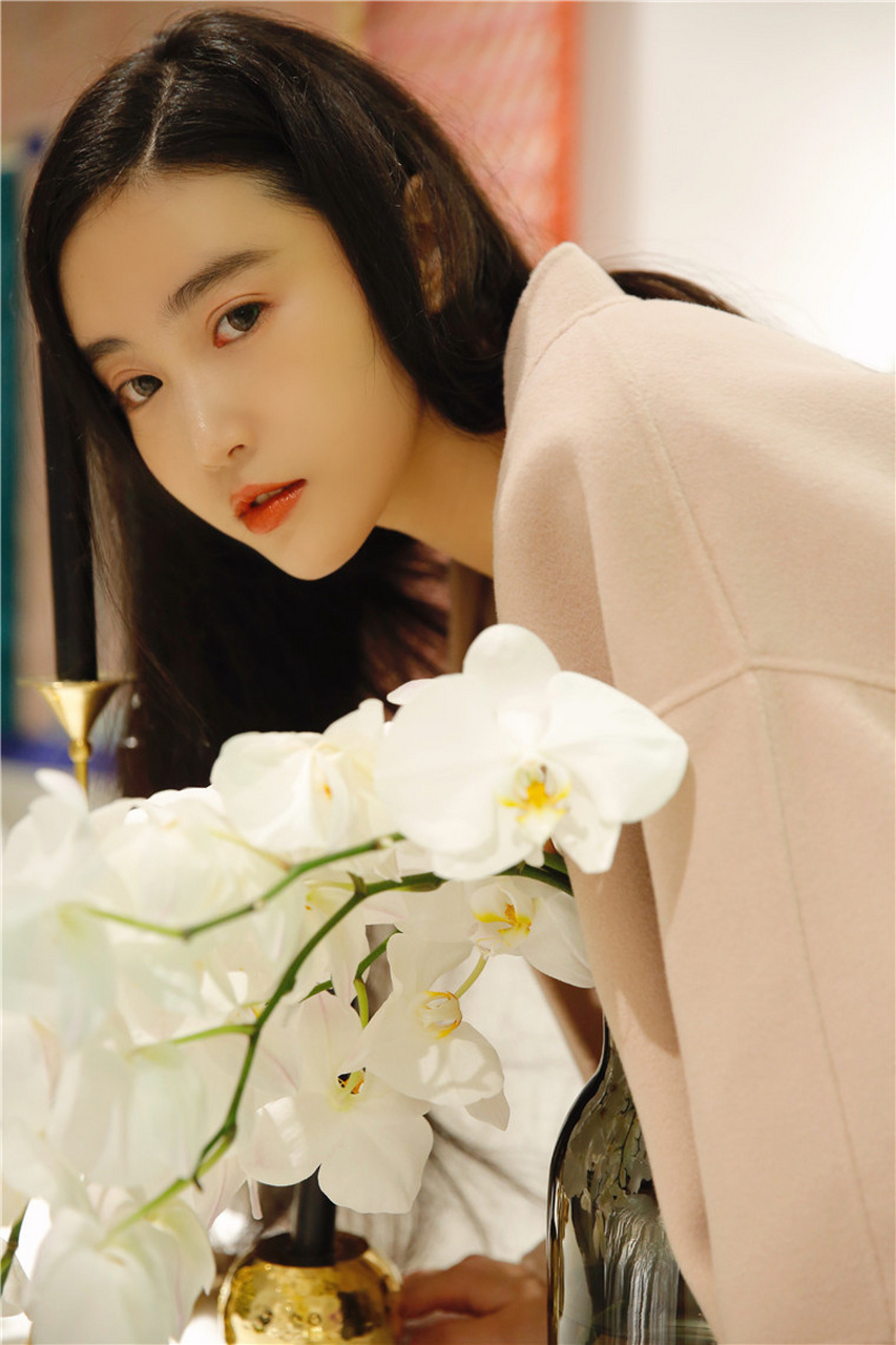 张辛苑秋日午后靓丽休闲写真