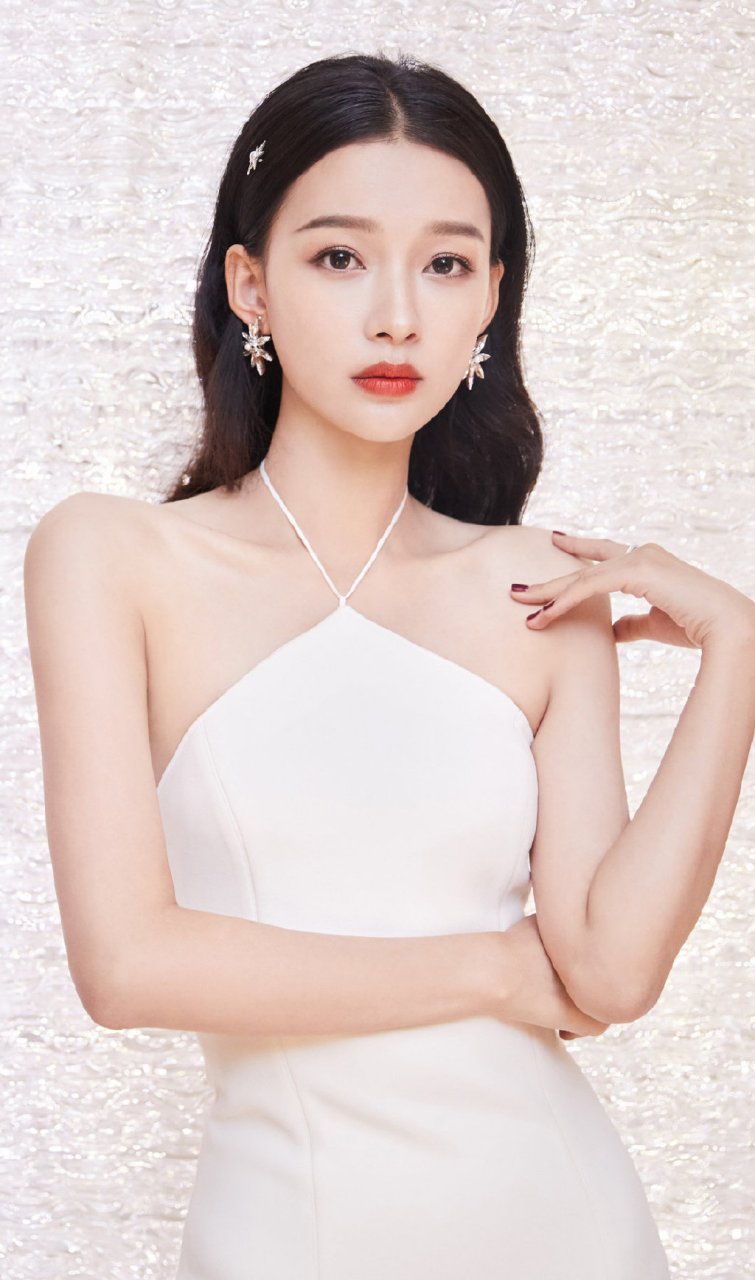 孙怡活动宣传美图,身着一袭白裙清新靓丽