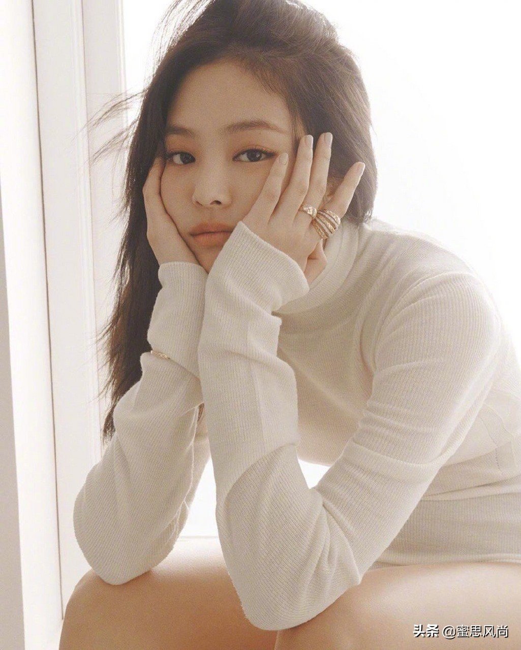 jennie《elle》韩国版十月刊封面公开,把慵懒与随性玩得如此高级