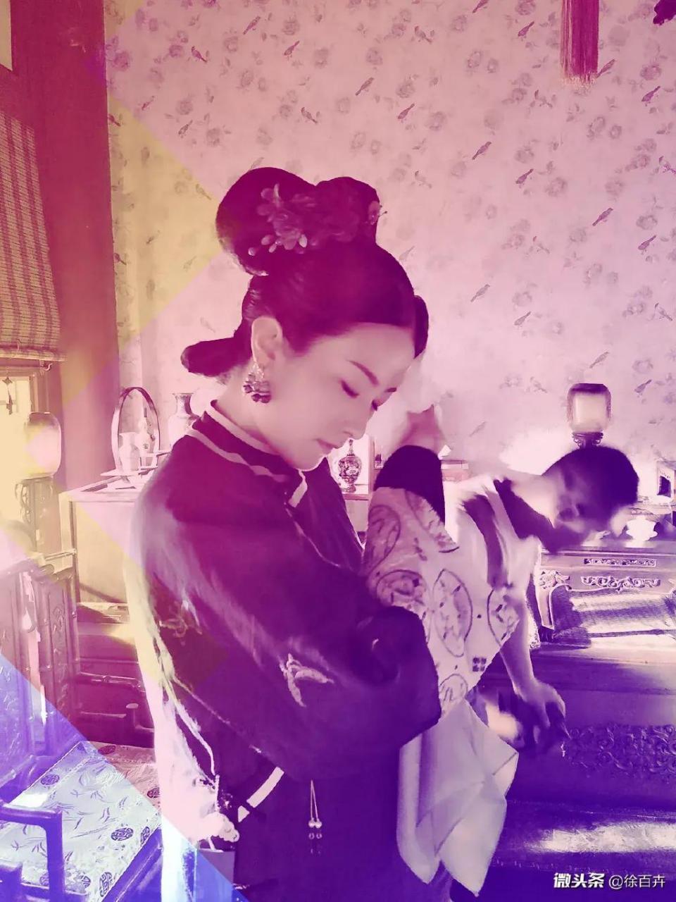 徐百卉去年三伏天儿在横店拍摄《延禧攻略》时的图图