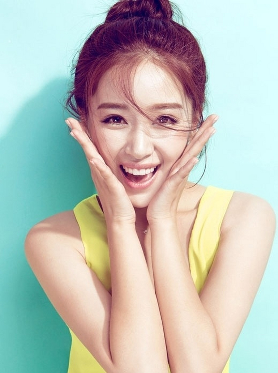 丸子头黄裙氧气美女阚清子表情卖萌清纯又可爱