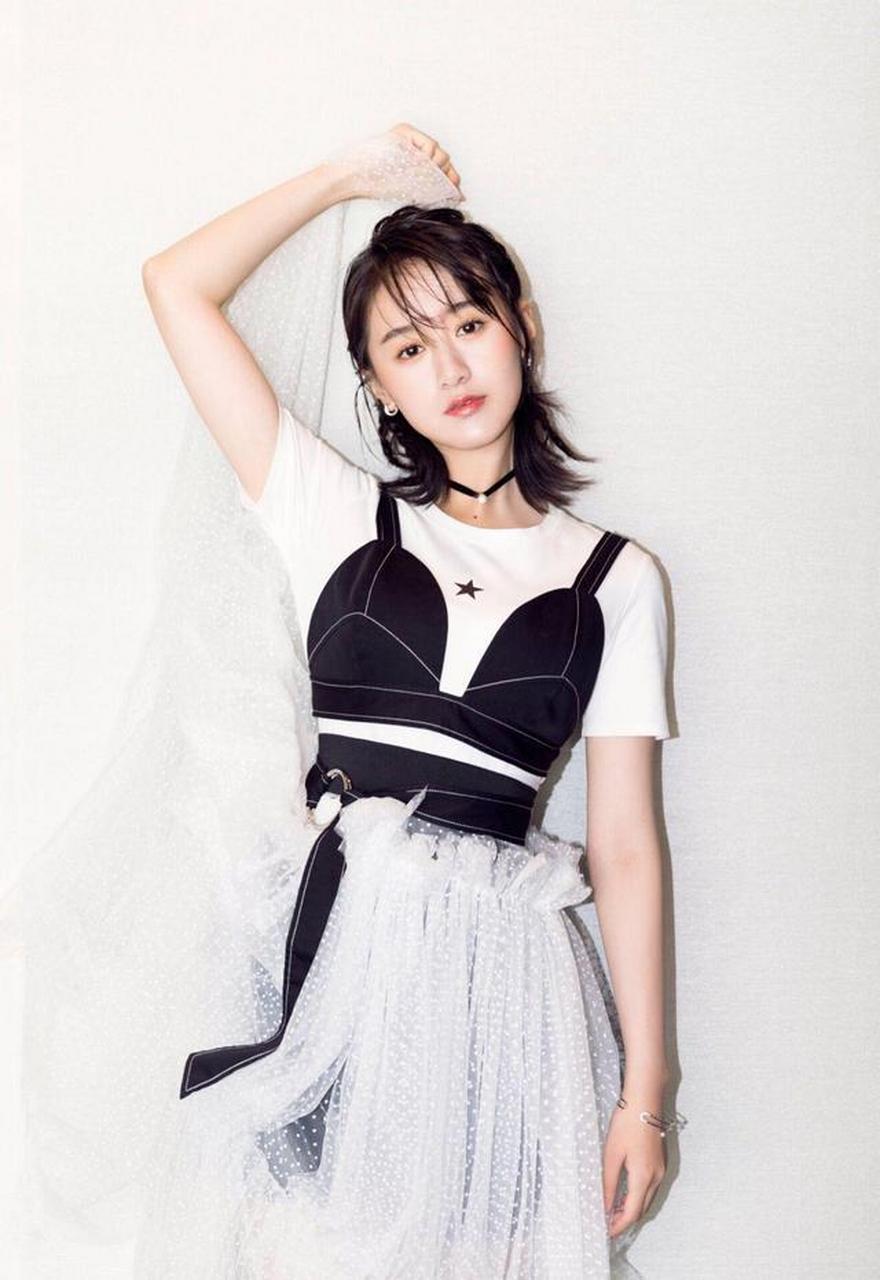 袁冰妍短发帅气中透着点点优雅气息黑白色彩点缀清新时尚