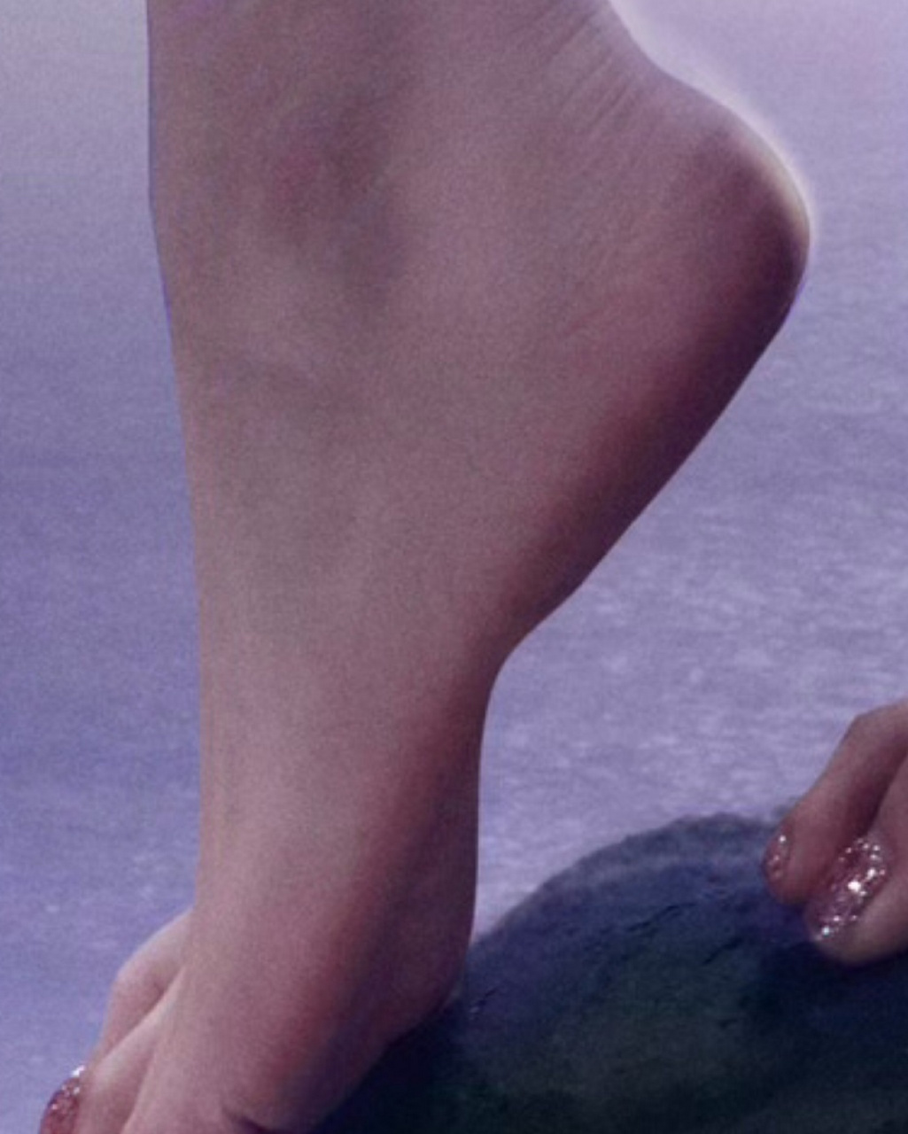 杨超越:光脚,黑色尖头高跟鞋