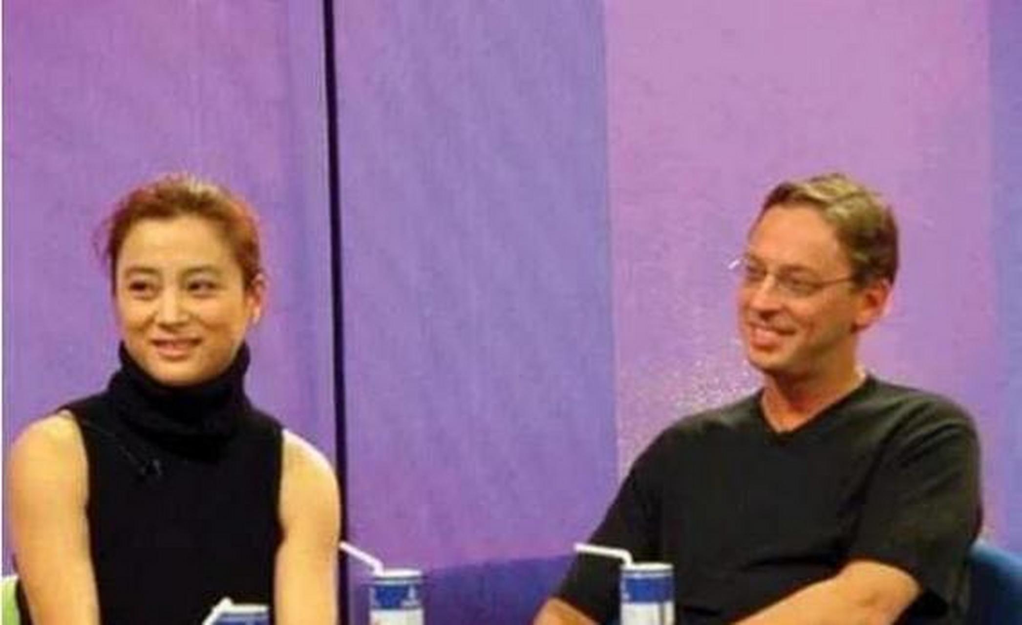 1997年,李玲玉嫁给犹太富商杰瑞,新婚夜,李玲玉开玩笑说:"你不怕我