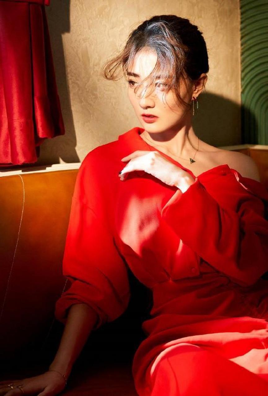 徐璐身穿红色连衣裙,挑眼的大红色显得她张扬又个性