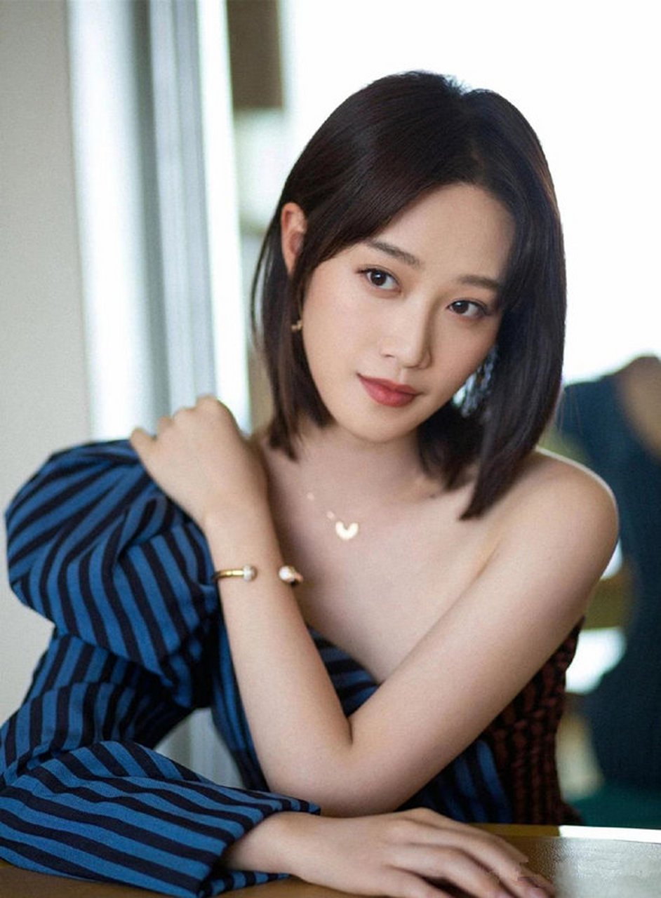 蓝盈莹lyric露肩撞色鱼尾裙时尚优雅.大胆运用撞色设计,状态满分