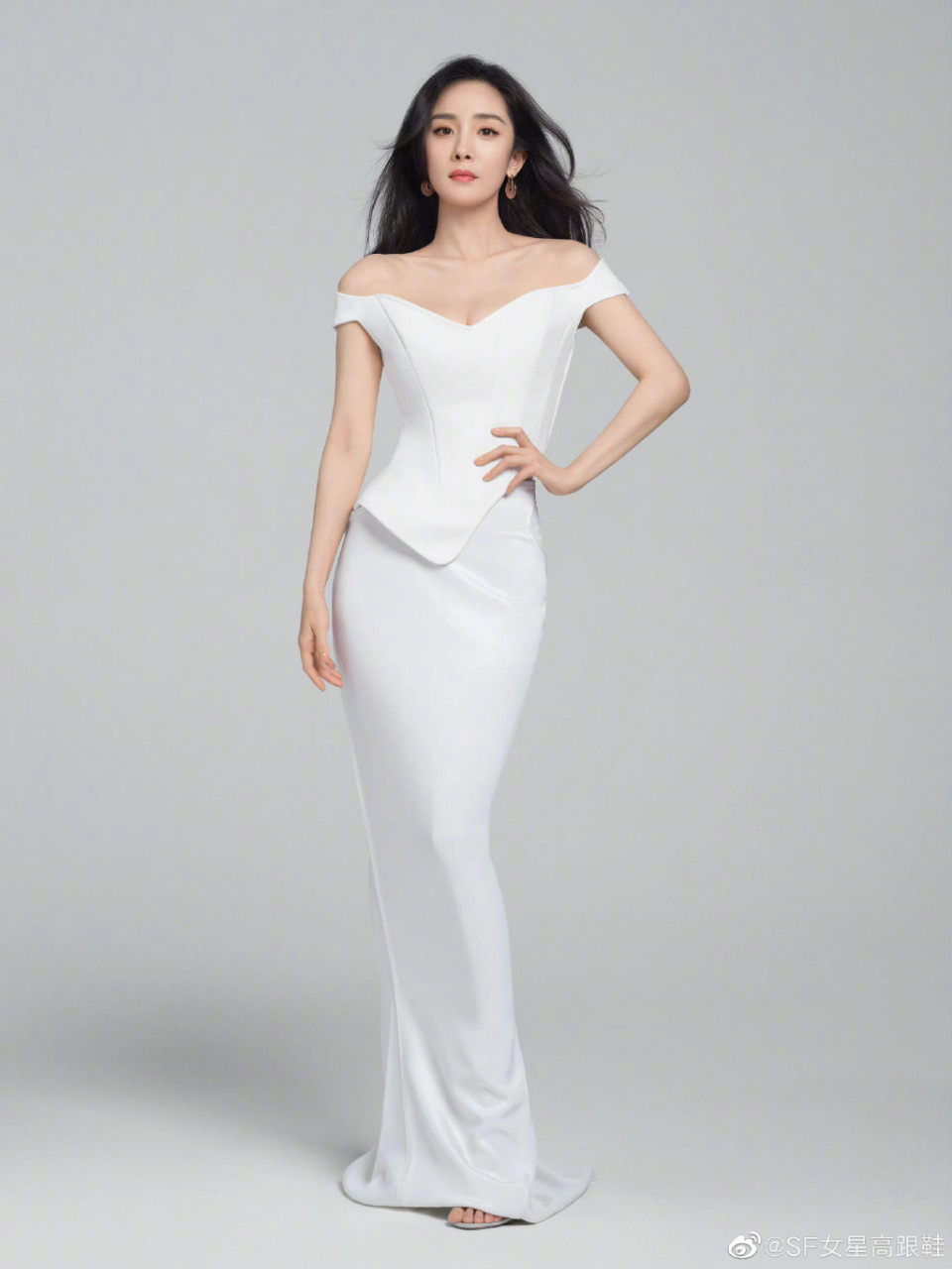 杨幂:银色一字带高跟凉鞋